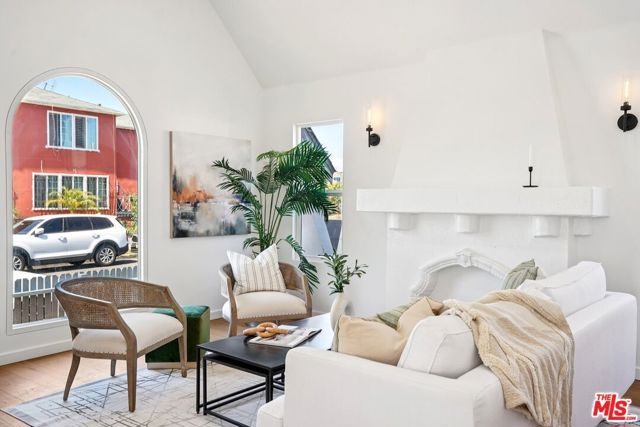 4438 W 28th Street, Los Angeles CA: https://media.crmls.org/mediaz/4c1995c7-4216-400d-9fa9-55027424fca7.jpg