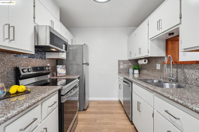 92 Schooner Ct, Richmond CA: https://media.crmls.org/mediaz/4c19b76f-7430-4423-8119-5651fd3be00c.jpg