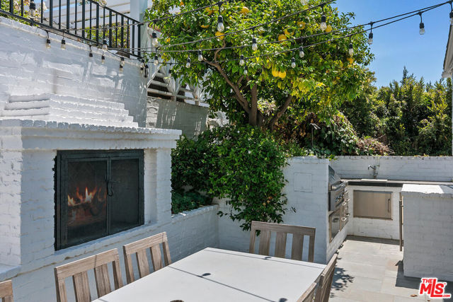 10428 Wyton Drive, Los Angeles CA: https://media.crmls.org/mediaz/4c19d062-9cb1-4dbb-a96c-f4f35a2540c5.jpg