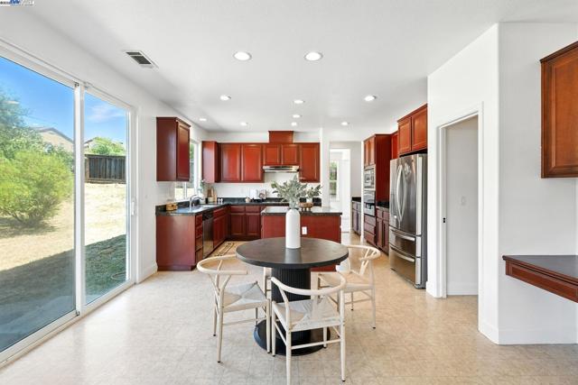3909 Danbury Way, Fairfield CA: https://media.crmls.org/mediaz/4c1a1897-c3a8-4a54-8d93-6b606c953da6.jpg
