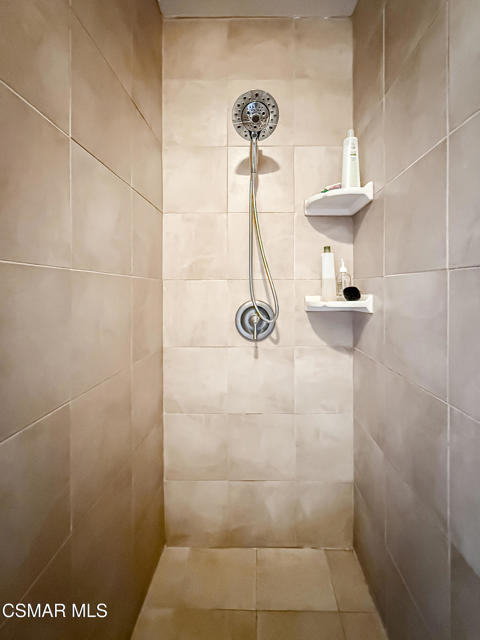 3307 Rainbow Creek Circle, Thousand Oaks CA: https://media.crmls.org/mediaz/4c1b1870-8e95-4de8-902a-666782826df8.jpg