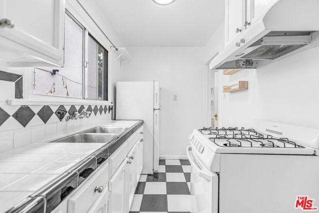 5918 3/4 Willoughby Avenue, Los Angeles CA: https://media.crmls.org/mediaz/4c1bd148-af1d-4f00-b6f1-36c1fac5b6d7.jpg