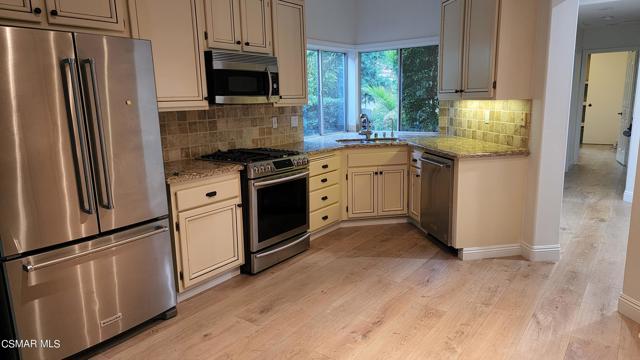 4932 Barbados Court, Oak Park CA: https://media.crmls.org/mediaz/4c1c76ee-e253-4016-abd2-c2861ed4b4ca.jpg