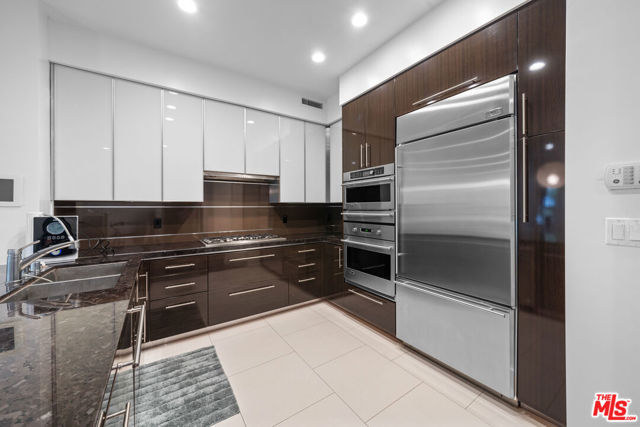 1318 Roxbury Drive, Los Angeles CA: https://media.crmls.org/mediaz/4c1ce432-bbfa-487d-8055-0a44ad1a76de.jpg