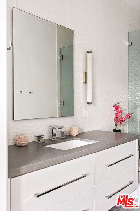 5325 Collingwood Circle, Calabasas CA: https://media.crmls.org/mediaz/4c1d53cf-85ed-4108-9776-7fb5caacdd4e.jpg