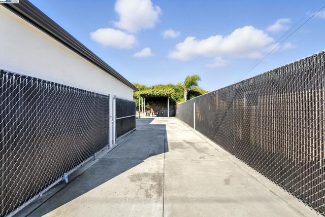36686 Charles St, Newark CA: https://media.crmls.org/mediaz/4c1de7d2-d1cc-483d-8941-4f47bc17471d.jpg