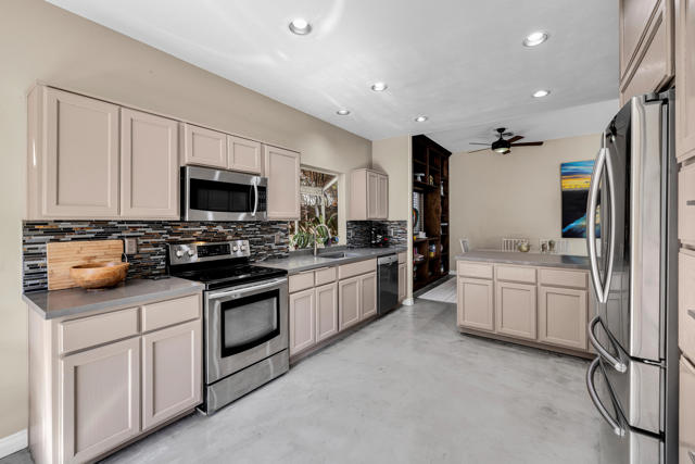 54175 Avenida Madero, La Quinta CA: https://media.crmls.org/mediaz/4c1e1297-94c9-4009-ad07-14b664c65468.jpg