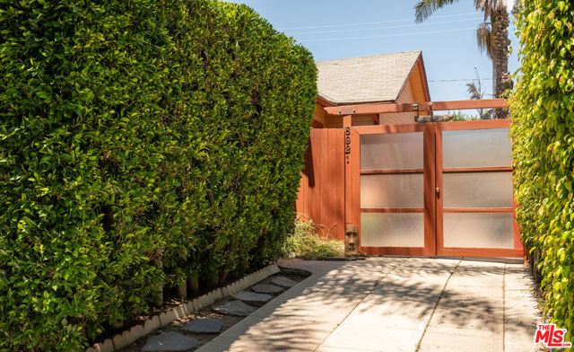 8921 Rosewood Avenue, West Hollywood CA: https://media.crmls.org/mediaz/4c1e43f4-1115-4793-8005-b8013e6cff20.jpg
