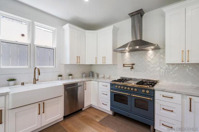 924 D Avenue, Coronado CA: https://media.crmls.org/mediaz/4c1ec827-052c-476a-bdf9-8ced43929631.jpg