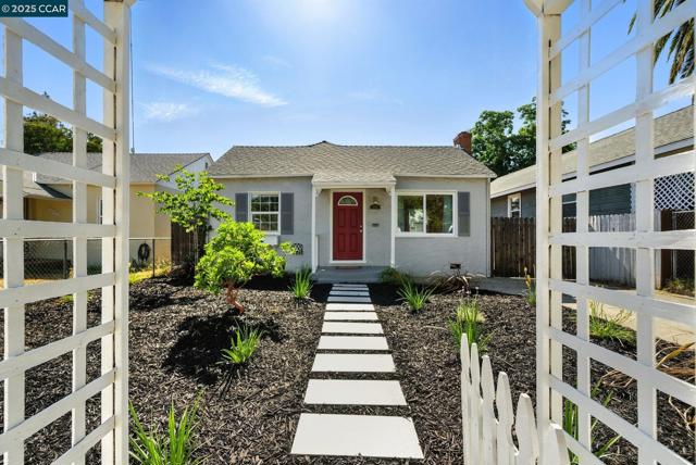 3832 33rd St, Sacramento CA: https://media.crmls.org/mediaz/4c1f972d-6b15-4c23-90d6-fc5ce0085001.jpg