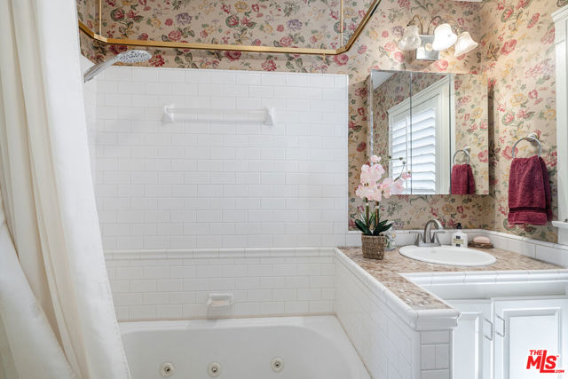 13721 W Telegraph Road, Santa Paula CA: https://media.crmls.org/mediaz/4c1fb276-848b-4398-ad51-ef817dee7e43.jpg
