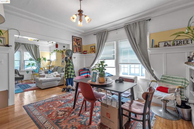 5537 Claremont Ave, Oakland CA: https://media.crmls.org/mediaz/4c206a2d-adca-4554-af8b-dab61ebfca4a.jpg