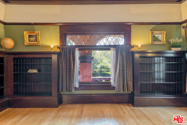 1049 Elden Avenue, Los Angeles CA: https://media.crmls.org/mediaz/4c20d23b-a261-413a-a72a-6c4402a841d6.jpg