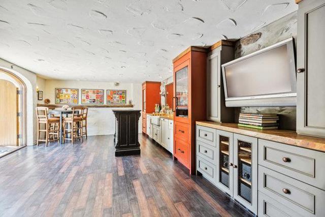 2307 Easton Drive, Burlingame CA: https://media.crmls.org/mediaz/4c216848-ab82-47c7-abb2-f40a9ce736ed.jpg