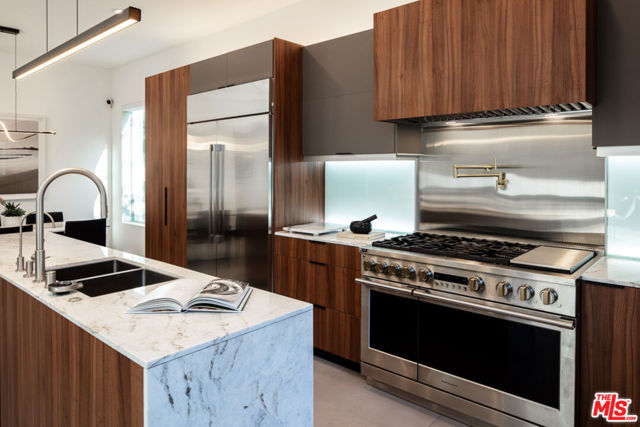 10572 Putney Road, Los Angeles CA: https://media.crmls.org/mediaz/4c2206eb-f5fb-45ac-8a74-b6dfa290e03f.jpg