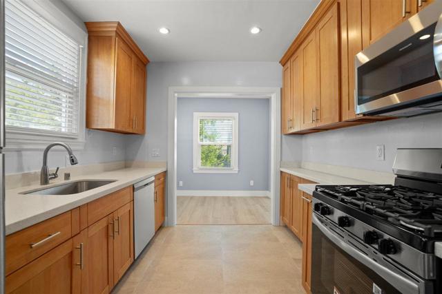 315 Grand Boulevard, San Mateo CA: https://media.crmls.org/mediaz/4c23c972-4187-4d2c-b95f-05998d591c73.jpg