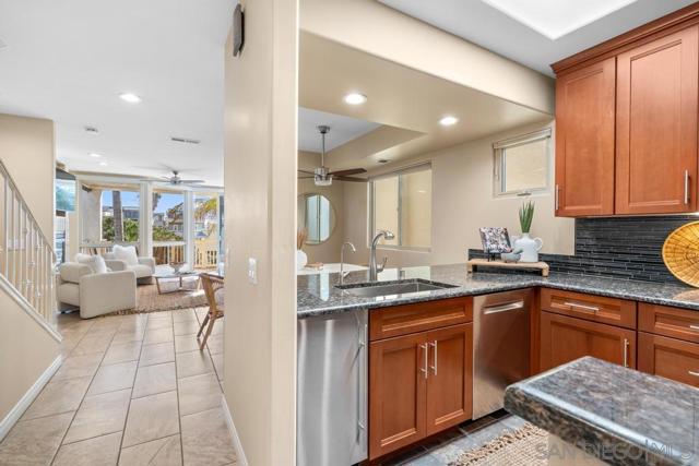 814 Kingston Ct, San Diego CA: https://media.crmls.org/mediaz/4c23e4b1-1f43-4042-80fa-3c991f789c5e.jpg