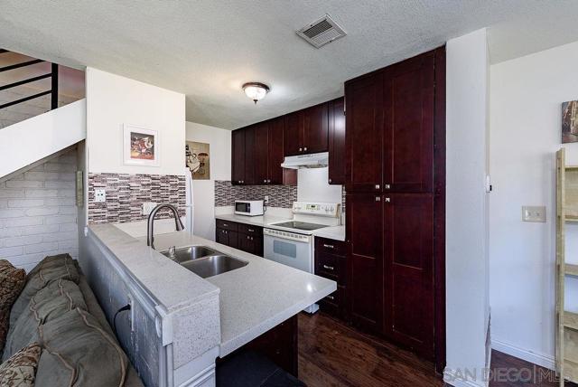 9855 Mission Greens Ct, Santee CA: https://media.crmls.org/mediaz/4c23f70a-12af-40f1-86ad-5afa799508bf.jpg