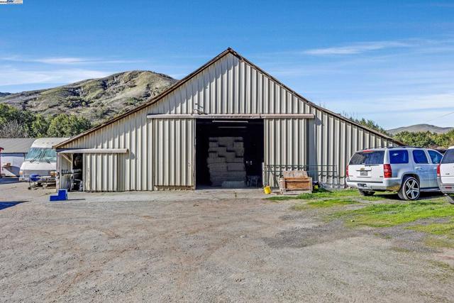 10250 Crow Canyon Rd, Castro Valley CA: https://media.crmls.org/mediaz/4c24078a-b6fb-42a9-b7a9-fb7539347a29.jpg