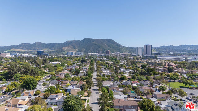 824 N Lima Street, Burbank CA: https://media.crmls.org/mediaz/4c246a15-ce89-4552-bb0f-a3ca84ce1bbc.jpg