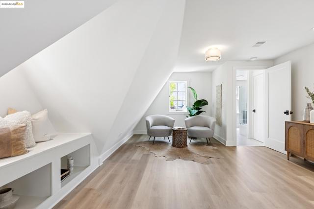 924 Trestle Glen Rd, Oakland CA: https://media.crmls.org/mediaz/4c247056-b1dd-4b16-88cb-a5bd623cab7e.jpg