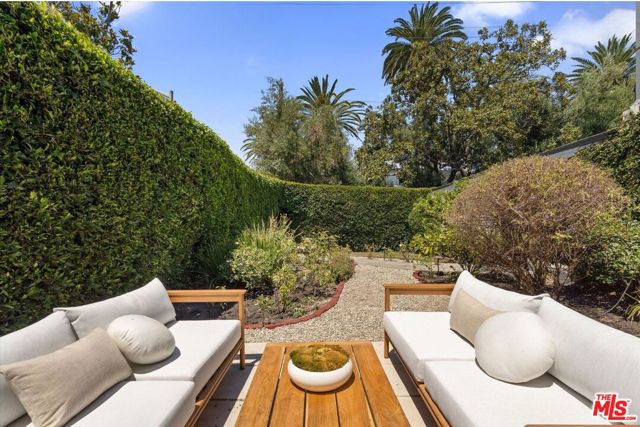 560 N Croft Avenue, West Hollywood CA: https://media.crmls.org/mediaz/4c248a63-69ed-420f-aceb-ff8f63e4638c.jpg