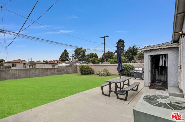 2463 Easy Avenue, Long Beach CA: https://media.crmls.org/mediaz/4c248db3-6936-4233-a42a-0e68bc14fa18.jpg