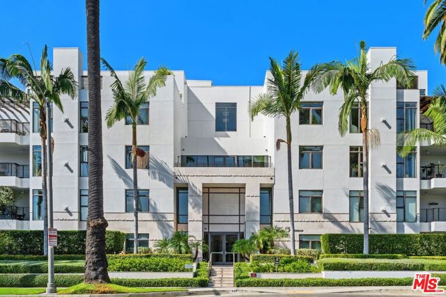 447 N Doheny Drive, Beverly Hills CA: https://media.crmls.org/mediaz/4c24a7da-702f-4c2b-88c2-5a6798a51a3d.jpg