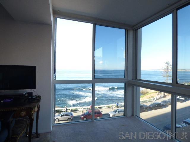 939 Coast Blvd, La Jolla CA: https://media.crmls.org/mediaz/4c24c2bf-b223-448f-8705-f131bd2c6b4d.jpg