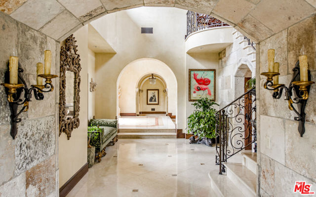 427 La Marina Drive, Camarillo CA: https://media.crmls.org/mediaz/4c24d27a-f6d6-48e0-a9d4-e6ce368196f4.jpg