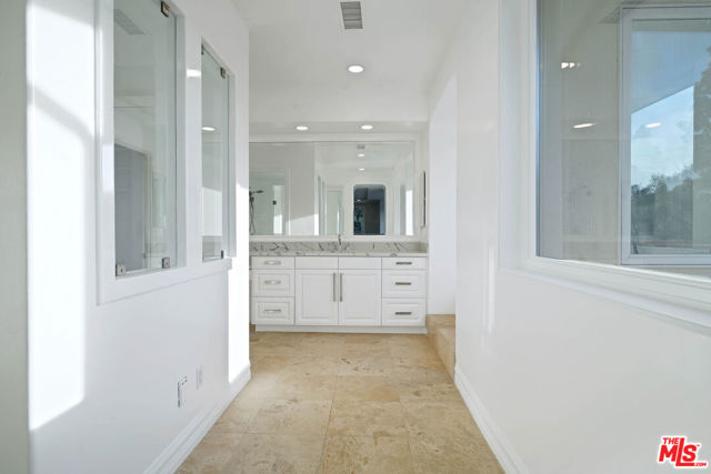 5309 Louise Avenue, Encino CA: https://media.crmls.org/mediaz/4c25f127-8ea7-4c03-b13d-dc76f718cabb.jpg