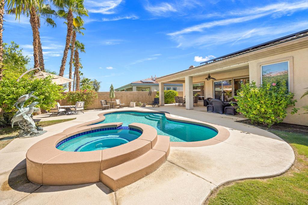 https://media.crmls.org/mediaz/4c264e03-61e6-4d44-b10e-65adb93c7e27.jpg?preset=X-Large
