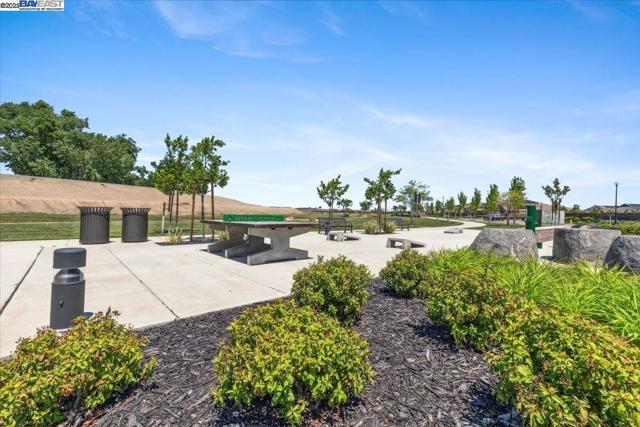 946 Osprey Dr, Lathrop CA: https://media.crmls.org/mediaz/4c270f9c-46f6-46f3-bcef-228cbb1a7f44.jpg