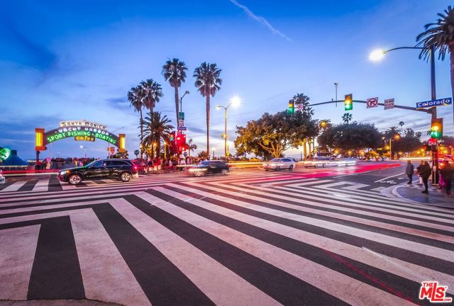 1101 Lincoln Boulevard, Santa Monica CA: https://media.crmls.org/mediaz/4c2747f3-420f-477b-8098-112b52198ad9.jpg