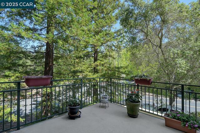 5910 Horsemans Canyon Dr, Walnut Creek CA: https://media.crmls.org/mediaz/4c27c347-2d67-46d4-9eb2-8a5a50b26376.jpg