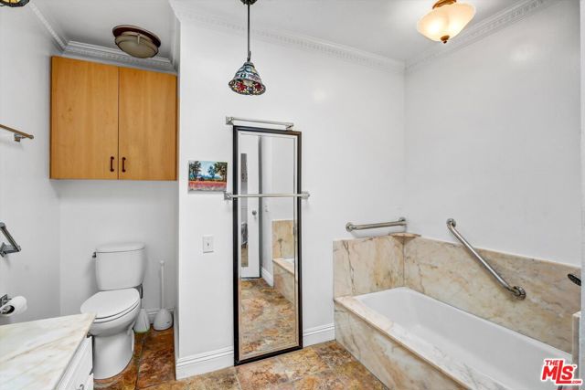 910 S Holt Avenue, Los Angeles CA: https://media.crmls.org/mediaz/4c28ff62-2dcb-4df6-99cd-a7f0f8b02d12.jpg