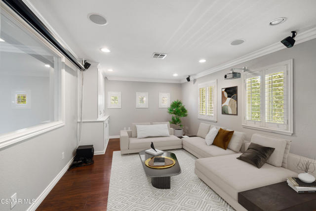 3206 Clarita Court, Thousand Oaks CA: https://media.crmls.org/mediaz/4c2aab29-cb08-455c-a757-9807e8f72840.jpg