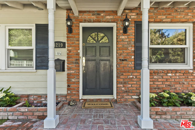 4219 Saugus Avenue, Sherman Oaks CA: https://media.crmls.org/mediaz/4c2ad7fd-30fd-448a-bdec-af8b61adca51.jpg