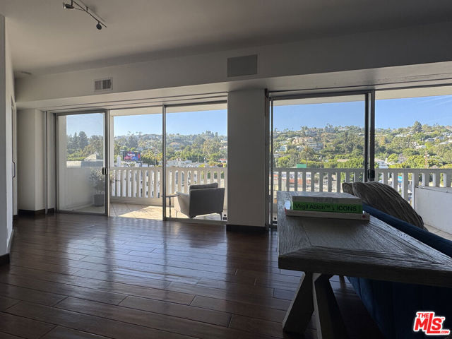 999 N Doheny Drive, West Hollywood CA: https://media.crmls.org/mediaz/4c2c4267-e923-4045-944b-668aebb8983b.jpg