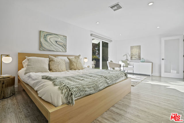 5549 Onacrest Drive, Los Angeles CA: https://media.crmls.org/mediaz/4c2d4a9c-7cef-4a80-a615-bee876e90a26.jpg