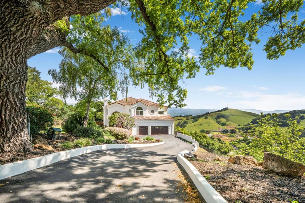 1566 Llagas Road