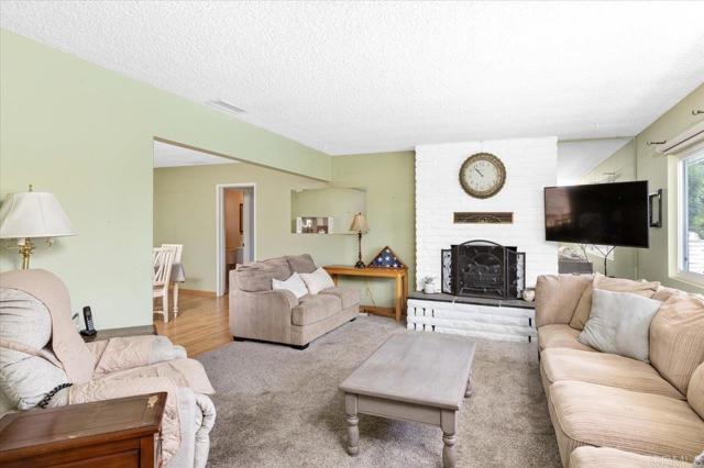 Detail Gallery Image 6 of 45 For 1569 Robyn Rd, Escondido,  CA 92025 - 4 Beds | 2/1 Baths