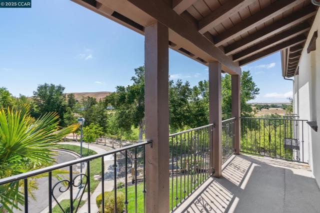 492 Calico Ct, San Ramon CA: https://media.crmls.org/mediaz/4c2f17f0-1c05-4001-a2f6-f4d0c3899e32.jpg