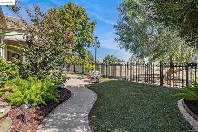452 Tayberry Ln, Brentwood CA: https://media.crmls.org/mediaz/4c30103d-104d-470f-bab8-a407d758f3ce.jpg
