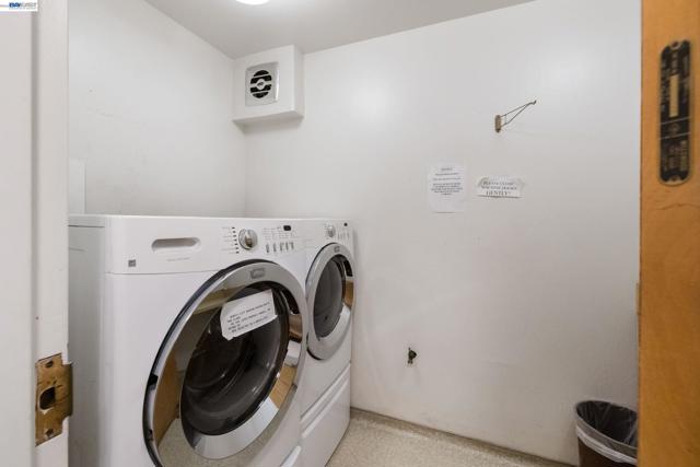 5405 Carlton St, Oakland CA: https://media.crmls.org/mediaz/4c309d3a-664e-4160-b297-766b021b1f37.jpg