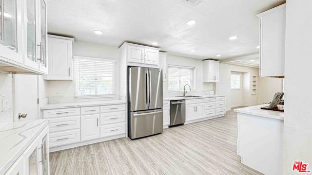 565 W El Morado Court, Ontario CA: https://media.crmls.org/mediaz/4c30f83d-0b2c-4c1c-b5a5-20e6a2536039.jpg