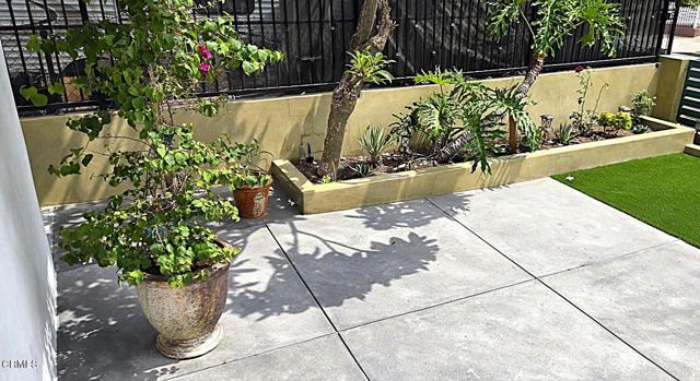 1121 La Puerta Street, Los Angeles CA: https://media.crmls.org/mediaz/4c32d212-50bc-4eb5-acd9-7802cfb9b22e.jpg