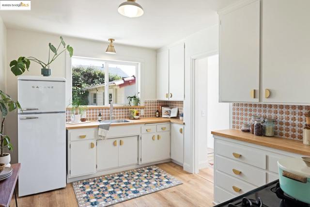 3742 Loma Vista AVE, Oakland CA: https://media.crmls.org/mediaz/4c336318-1bad-4ee1-a2f5-ad369959b3af.jpg