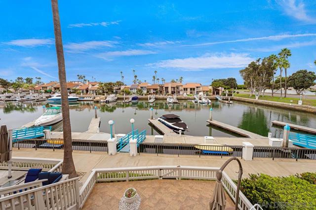 94 Kingston Ct W, Coronado CA: https://media.crmls.org/mediaz/4c33ad05-45e5-4ae3-8985-8c014149d3f2.jpg