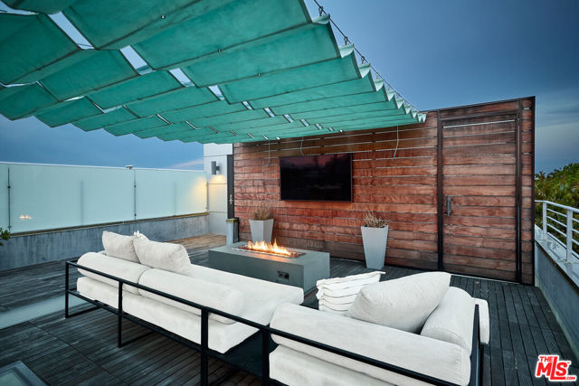2329 Clement Avenue, Venice CA: https://media.crmls.org/mediaz/4c341e53-bd84-4db7-8146-eda107056d70.jpg